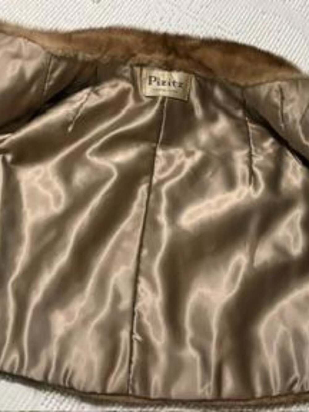 Vintage Pizitz genuine fur capelet fully lined w/front hook closure and pockets - Picture 7 of 9
